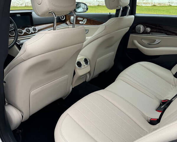 Белый Мерседес Е-Класс, объемом двигателя 1.99 л и пробегом 121 тыс. км за 25000 $, фото 15 на Automoto.ua