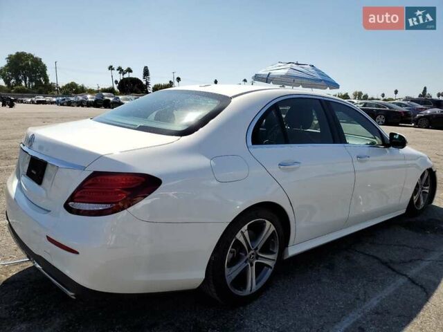 Мерседес Е-Класс 2019 в Львове на Automoto.ua Белый Мерседес Е-Класс, объемом двигателя 1.99 л и пробегом 85 тыс. км за 11000 $, фото 2 на Automoto.ua