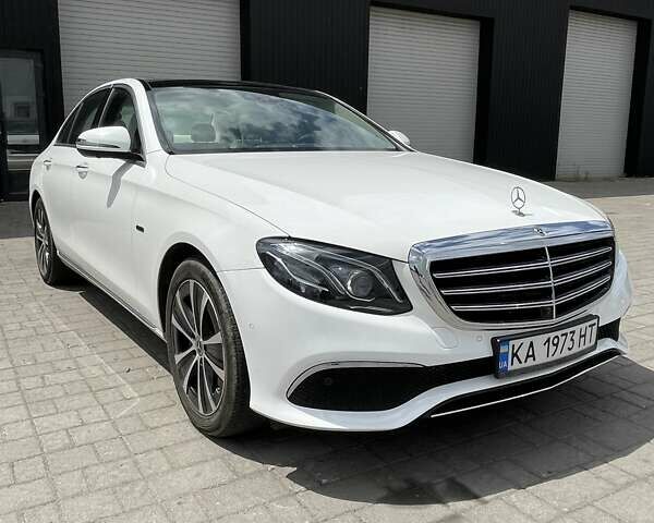 Белый Мерседес Е-Класс, объемом двигателя 1.99 л и пробегом 74 тыс. км за 39900 $, фото 2 на Automoto.ua