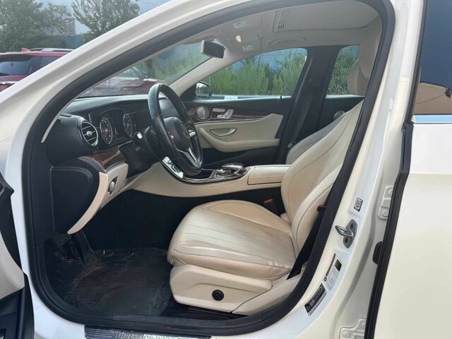 Белый Мерседес Е-Класс, объемом двигателя 2 л и пробегом 50 тыс. км за 12000 $, фото 8 на Automoto.ua