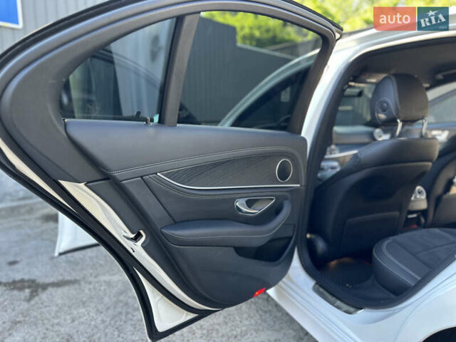 Белый Мерседес Е-Класс, объемом двигателя 1.95 л и пробегом 121 тыс. км за 43500 $, фото 45 на Automoto.ua