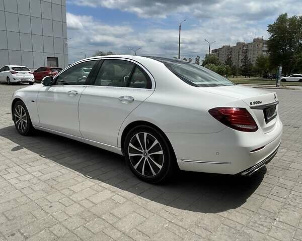 Белый Мерседес Е-Класс, объемом двигателя 1.99 л и пробегом 74 тыс. км за 39900 $, фото 6 на Automoto.ua