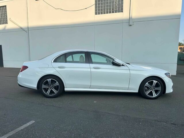 Белый Мерседес Е-Класс, объемом двигателя 2 л и пробегом 50 тыс. км за 12000 $, фото 6 на Automoto.ua