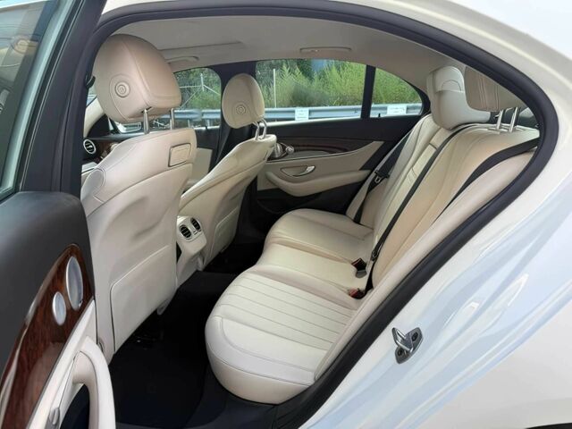 Белый Мерседес Е-Класс, объемом двигателя 2 л и пробегом 50 тыс. км за 12000 $, фото 12 на Automoto.ua