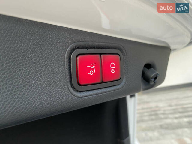 Белый Мерседес Е-Класс, объемом двигателя 2 л и пробегом 109 тыс. км за 33200 $, фото 33 на Automoto.ua