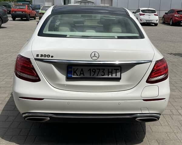 Белый Мерседес Е-Класс, объемом двигателя 1.99 л и пробегом 74 тыс. км за 39900 $, фото 11 на Automoto.ua