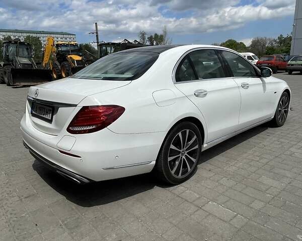 Белый Мерседес Е-Класс, объемом двигателя 1.99 л и пробегом 74 тыс. км за 39900 $, фото 5 на Automoto.ua