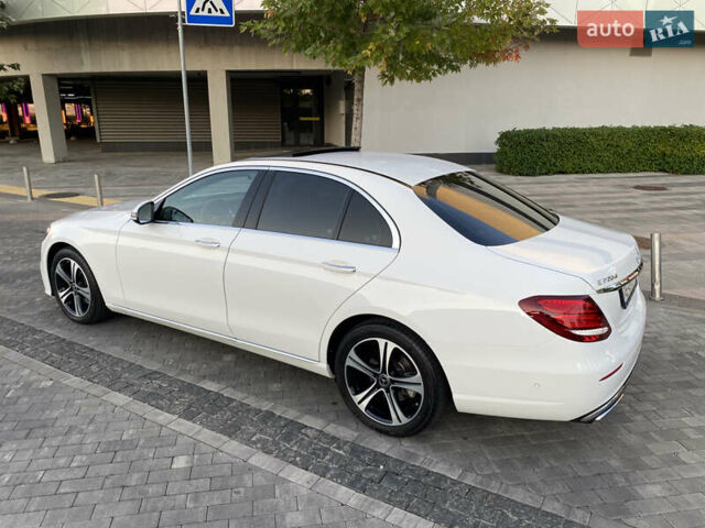 Белый Мерседес Е-Класс, объемом двигателя 2 л и пробегом 109 тыс. км за 33000 $, фото 4 на Automoto.ua