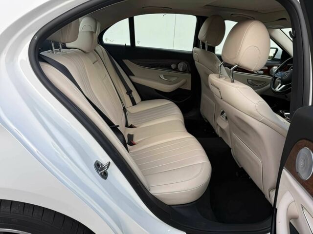 Белый Мерседес Е-Класс, объемом двигателя 2 л и пробегом 50 тыс. км за 12000 $, фото 13 на Automoto.ua