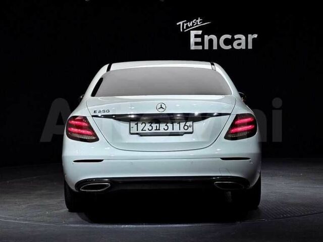 Белый Мерседес Е-Класс, объемом двигателя 0 л и пробегом 62 тыс. км за 20514 $, фото 5 на Automoto.ua