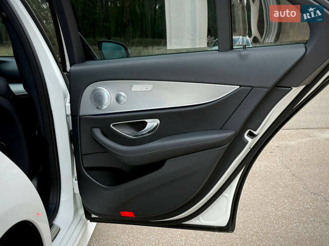 Белый Мерседес Е-Класс, объемом двигателя 1.99 л и пробегом 64 тыс. км за 44999 $, фото 64 на Automoto.ua