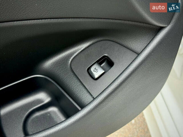 Белый Мерседес Е-Класс, объемом двигателя 1.99 л и пробегом 64 тыс. км за 45500 $, фото 60 на Automoto.ua