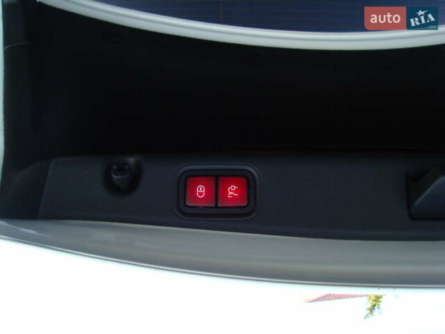 Белый Мерседес Е-Класс, объемом двигателя 2 л и пробегом 120 тыс. км за 33400 $, фото 35 на Automoto.ua