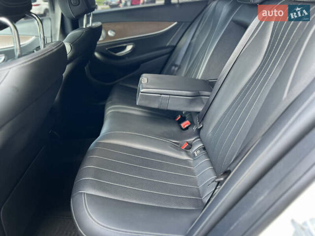 Белый Мерседес Е-Класс, объемом двигателя 2 л и пробегом 55 тыс. км за 42999 $, фото 8 на Automoto.ua