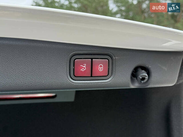 Белый Мерседес Е-Класс, объемом двигателя 1.99 л и пробегом 64 тыс. км за 45500 $, фото 109 на Automoto.ua