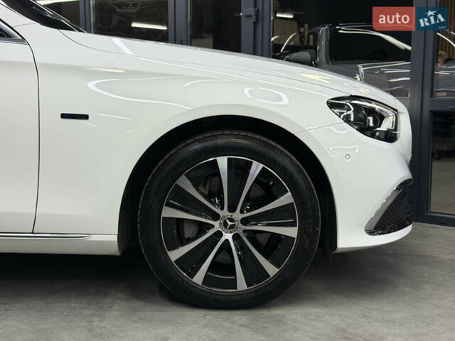 Белый Мерседес Е-Класс, объемом двигателя 1.99 л и пробегом 23 тыс. км за 55000 $, фото 4 на Automoto.ua