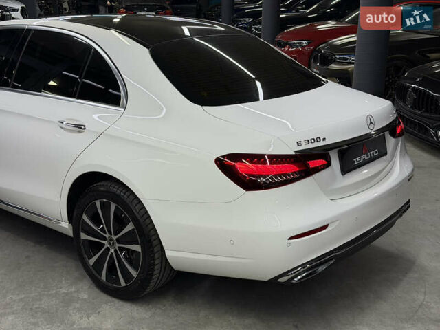 Белый Мерседес Е-Класс, объемом двигателя 1.99 л и пробегом 23 тыс. км за 55000 $, фото 11 на Automoto.ua