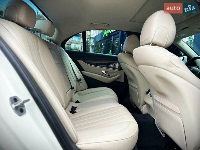 Белый Мерседес Е-Класс, объемом двигателя 3 л и пробегом 20 тыс. км за 55555 $, фото 32 на Automoto.ua
