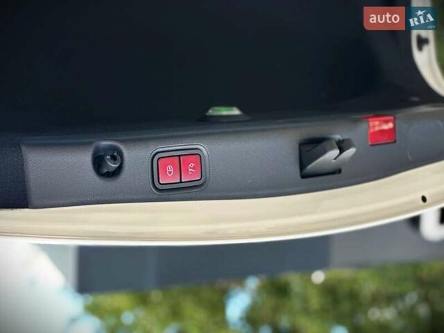 Белый Мерседес Е-Класс, объемом двигателя 3 л и пробегом 20 тыс. км за 55555 $, фото 20 на Automoto.ua