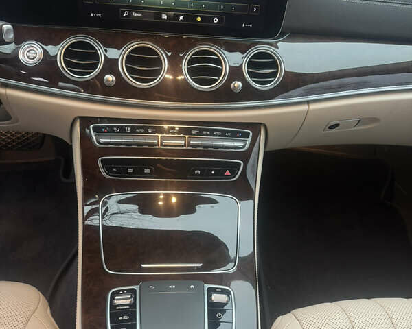 Белый Мерседес Е-Класс, объемом двигателя 3 л и пробегом 27 тыс. км за 59999 $, фото 24 на Automoto.ua