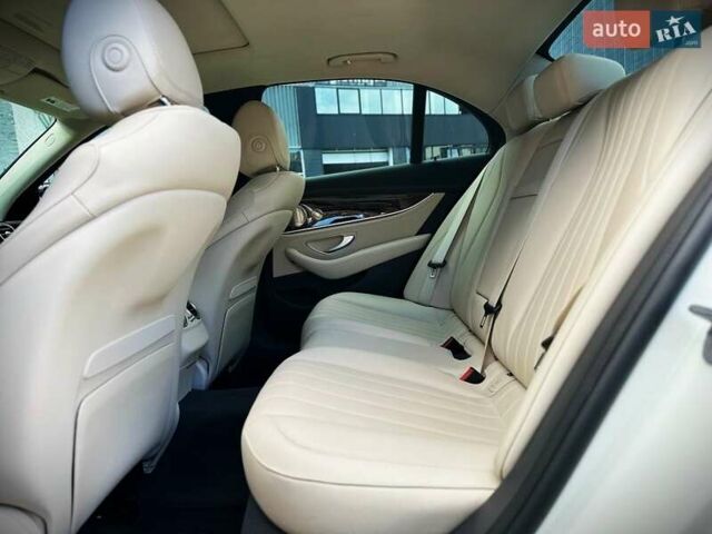 Белый Мерседес Е-Класс, объемом двигателя 3 л и пробегом 20 тыс. км за 55555 $, фото 31 на Automoto.ua