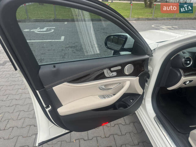 Белый Мерседес Е-Класс, объемом двигателя 3 л и пробегом 27 тыс. км за 59999 $, фото 17 на Automoto.ua