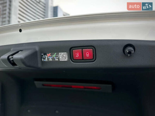 Белый Мерседес Е-Класс, объемом двигателя 1.99 л и пробегом 18 тыс. км за 98000 $, фото 51 на Automoto.ua