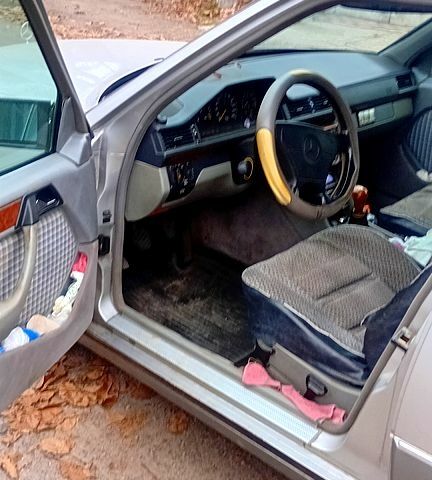 Белый Мерседес Е-Класс, объемом двигателя 2.2 л и пробегом 511 тыс. км за 3750 $, фото 11 на Automoto.ua