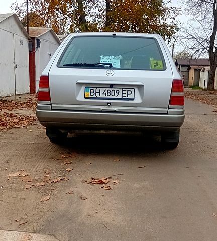 Белый Мерседес Е-Класс, объемом двигателя 2.2 л и пробегом 511 тыс. км за 3750 $, фото 6 на Automoto.ua