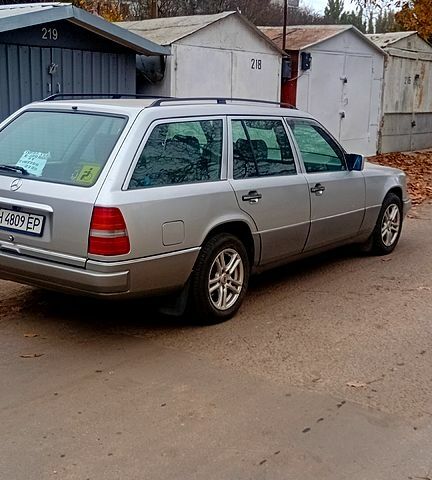 Белый Мерседес Е-Класс, объемом двигателя 2.2 л и пробегом 511 тыс. км за 3750 $, фото 2 на Automoto.ua