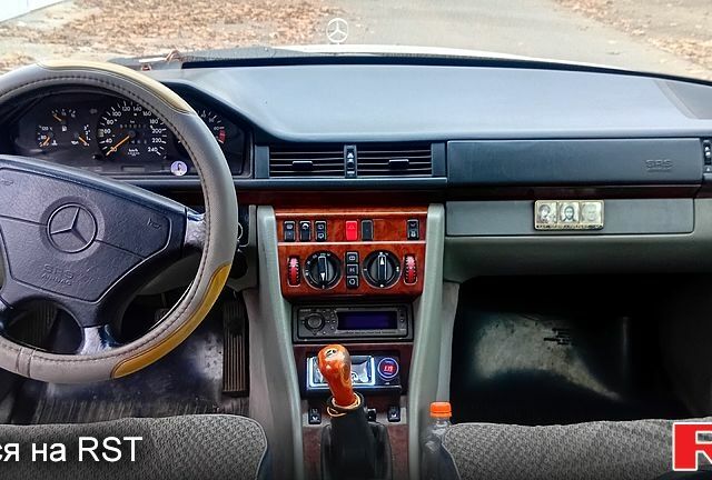 Белый Мерседес Е-Класс, объемом двигателя 2.2 л и пробегом 511 тыс. км за 3750 $, фото 12 на Automoto.ua