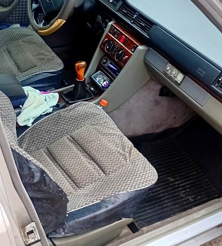 Белый Мерседес Е-Класс, объемом двигателя 2.2 л и пробегом 511 тыс. км за 3750 $, фото 10 на Automoto.ua