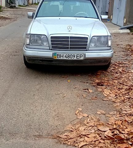 Белый Мерседес Е-Класс, объемом двигателя 2.2 л и пробегом 511 тыс. км за 3750 $, фото 1 на Automoto.ua