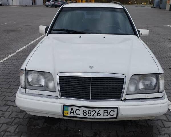 Мерседес Е-Класс 1995 в Луцке на Automoto.ua Белый Мерседес Е-Класс, объемом двигателя 2.5 л и пробегом 515 тыс. км за 3200 $, фото 4 на Automoto.ua