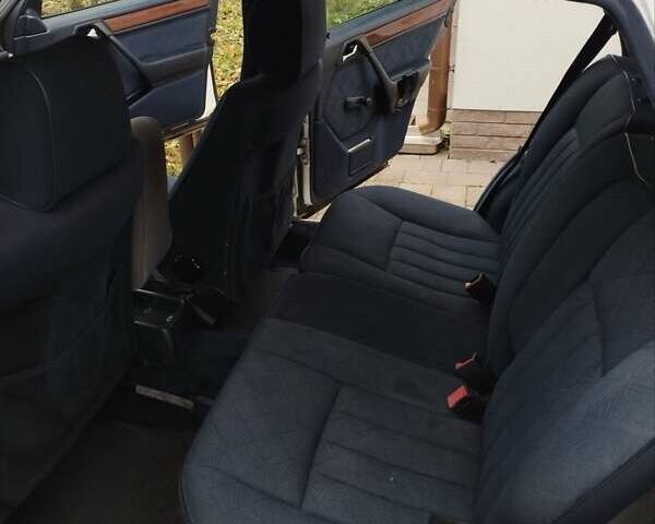 Мерседес Е-Класс 1995 в Луцке на Automoto.ua Белый Мерседес Е-Класс, объемом двигателя 2.5 л и пробегом 515 тыс. км за 3200 $, фото 10 на Automoto.ua