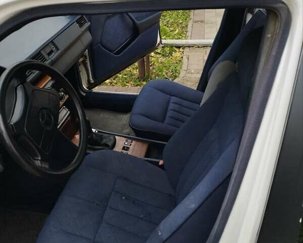 Мерседес Е-Класс 1995 в Луцке на Automoto.ua Белый Мерседес Е-Класс, объемом двигателя 2.5 л и пробегом 515 тыс. км за 3200 $, фото 15 на Automoto.ua