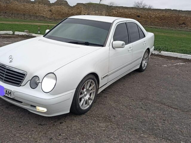 Белый Мерседес Е-Класс, объемом двигателя 3.2 л и пробегом 380 тыс. км за 5000 $, фото 4 на Automoto.ua