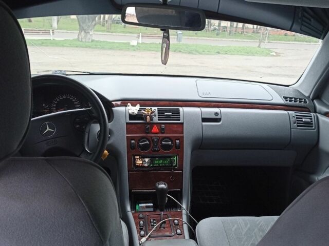 Белый Мерседес Е-Класс, объемом двигателя 3.2 л и пробегом 380 тыс. км за 5000 $, фото 6 на Automoto.ua