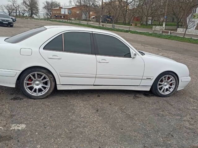 Белый Мерседес Е-Класс, объемом двигателя 3.2 л и пробегом 380 тыс. км за 5000 $, фото 5 на Automoto.ua