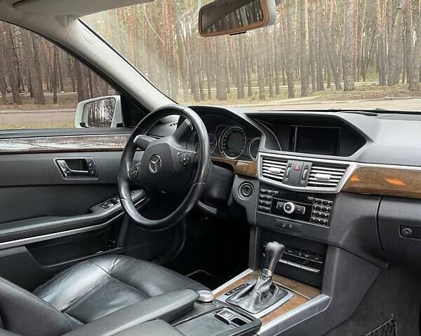 Белый Мерседес Е-Класс, объемом двигателя 2.2 л и пробегом 620 тыс. км за 9500 $, фото 6 на Automoto.ua