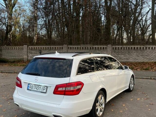 Белый Мерседес Е-Класс, объемом двигателя 2.1 л и пробегом 500 тыс. км за 7500 $, фото 2 на Automoto.ua