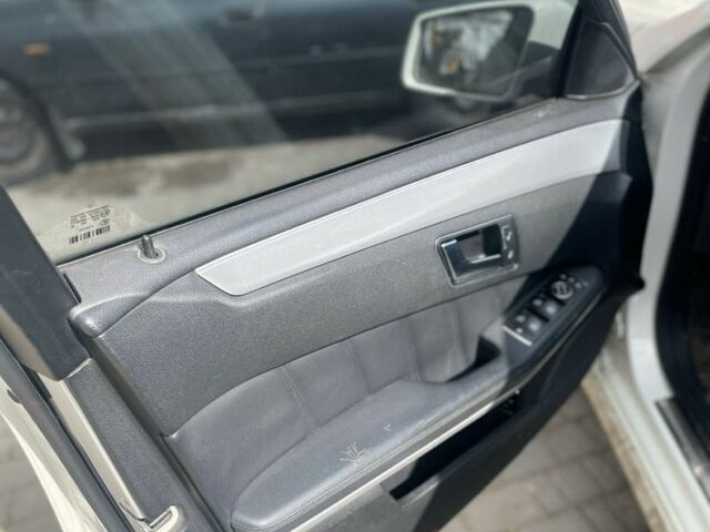 Белый Мерседес Е-Класс, объемом двигателя 2.1 л и пробегом 280 тыс. км за 6250 $, фото 6 на Automoto.ua