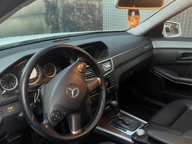 Белый Мерседес Е-Класс, объемом двигателя 2.1 л и пробегом 500 тыс. км за 7500 $, фото 6 на Automoto.ua