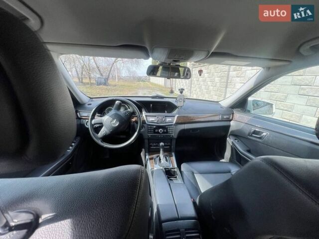 Белый Мерседес Е-Класс, объемом двигателя 2.14 л и пробегом 256 тыс. км за 10499 $, фото 2 на Automoto.ua