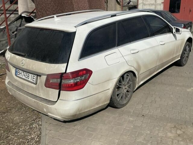 Белый Мерседес Е-Класс, объемом двигателя 2.1 л и пробегом 280 тыс. км за 6250 $, фото 3 на Automoto.ua