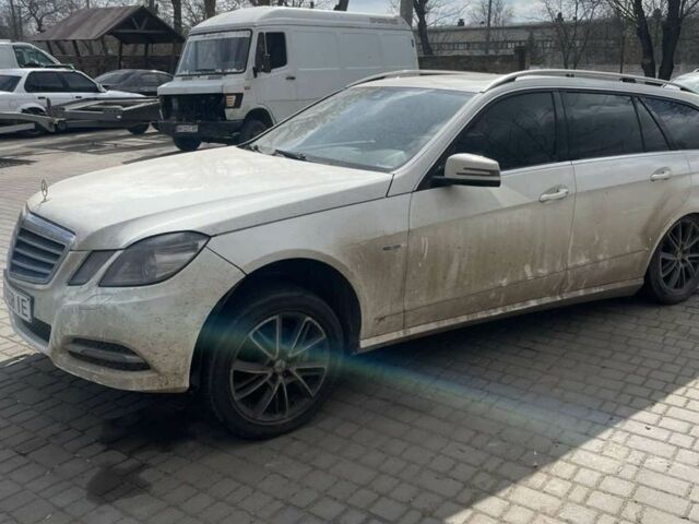 Белый Мерседес Е-Класс, объемом двигателя 2.1 л и пробегом 280 тыс. км за 6250 $, фото 1 на Automoto.ua