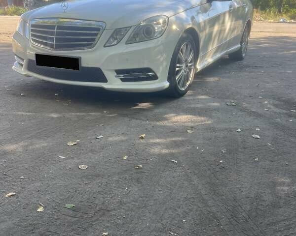 Белый Мерседес Е-Класс, объемом двигателя 2.1 л и пробегом 324 тыс. км за 14400 $, фото 1 на Automoto.ua