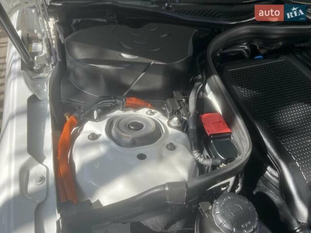 Белый Мерседес Е-Класс, объемом двигателя 2.1 л и пробегом 324 тыс. км за 14400 $, фото 4 на Automoto.ua