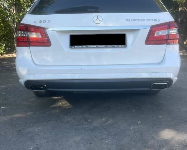 Белый Мерседес Е-Класс, объемом двигателя 2.1 л и пробегом 324 тыс. км за 14400 $, фото 2 на Automoto.ua