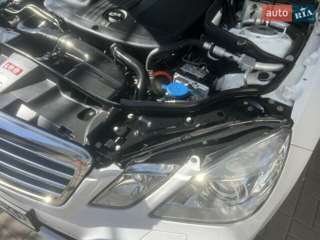 Белый Мерседес Е-Класс, объемом двигателя 2.1 л и пробегом 324 тыс. км за 14400 $, фото 3 на Automoto.ua